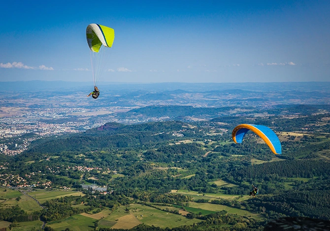 Parapente et montgolfière au-dessus de l'hexagone